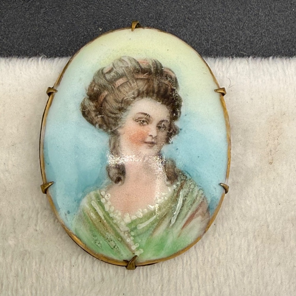 Vintage Victorian Painted Porcelain Brooch Woman‎